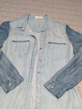 Bella Dahl -so Soft- Light Wash Denim Button-Up Shirt - Two-Tone Blue